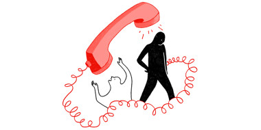 Hulpverlener en slachtoffer aan de telefoon