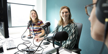 Technisch geneeskundigen Carmen van Egmond en Astrid Hoving in gesprek over hun rol in de huisartsenpraktijk. Foto: Margot Scheerder
