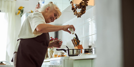 Dame op leeftijd is aan het koken