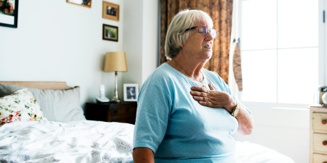 Pijn op de borst is een veelvoorkomende reden voor een huisartsbezoek, maar leidt vaak tot onnodige verwijzingen. 