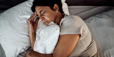 Vrouw met migraine in bed