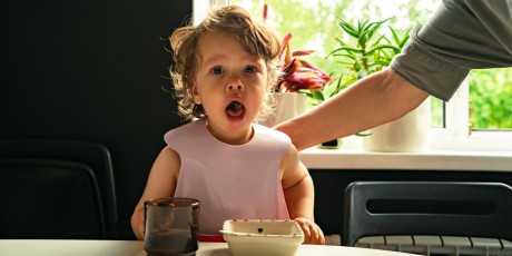 Kind van ongeveer 2 jaar verslikt zich en hoest