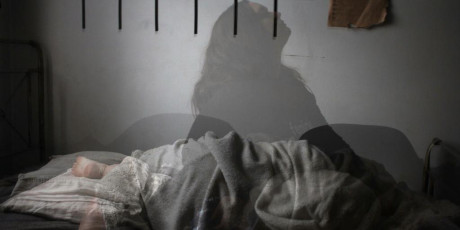 foto van een vrouw in een rommelig bed. Transparante afbeelding van de vrouw zittend en liggend, slapeloosheid