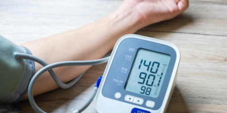 Bloeddruk meten, handrug ligt ontspannen op tafel