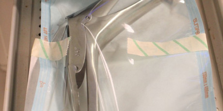 In de gemiddelde autoclaaf passen twee verpakte specula, zonder verpakking zijn dat er acht tot tien.