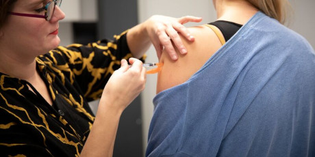 Een verbeterd griepvaccin kan ouderen en risicogroepen beter beschermen. Foto: Margot Scheerder