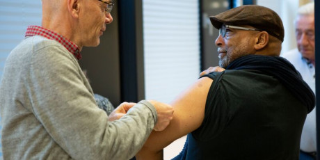 Een verbeterd griepvaccin kan ouderen en risicogroepen beter beschermen. Foto: Margot Scheerder