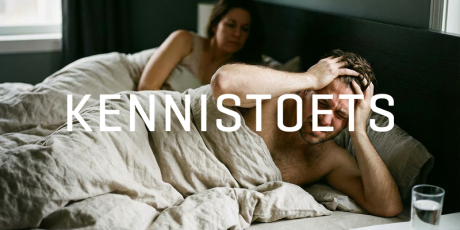 2 personen in bed, 1 houdt zijn hoofd vast met 2 handen