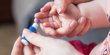 Beslisregel met CRP-sneltest verlaagt veilig antibioticavoorschriften bij zieke kinderen. Foto: Shutterstock