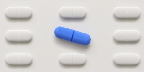 Strip met witte pillen met 1 blauwe grotere pil