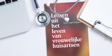 Boek Lessen uit het leven van vrouwelijke huisartsen omringt met stethoscoop, laptop en schrijfblok