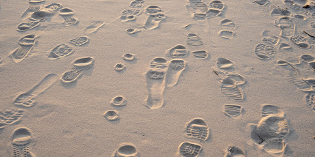 Voetstappen in het zand