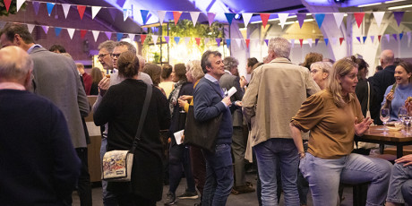 Groep mensen onder een vlaggetjeslijn
