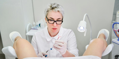 Een goede voorbereiding, uitleg en houding kunnen bijdragen aan een minder pijnlijke spiraalplaatsing. Foto: Gettyimages/Unsplash