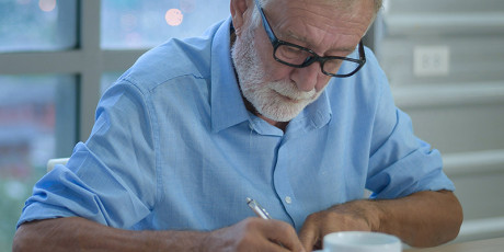 In de huisartsenpraktijk wordt op cognitieve stoornissen gescreend met verschillende testen, zoals de MMSE, kloktekentest, of RUDAS. Foto: Unsplash.