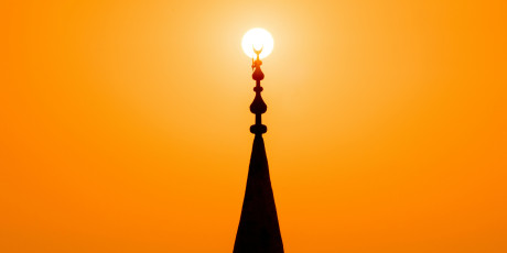 Religieuze en culturele tradities beïnvloeden hoe mensen omgaan met ziekte en sterven. Foto: Joshua Kettle - Unsplash