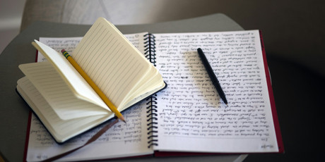Het is belangrijk om regelmatig met de patiënt met dementie te bespreken wat de wilsverklaring betekent als de patiënt verder achteruitgaat. Foto: Unsplash.
