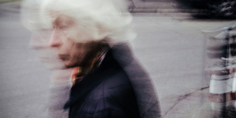 Bij proactieve zorgplanning bij dementie lijkt een flexibele, contextgerichte aanpak het meest passend. Foto: Mario Heller, Unsplash