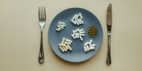 Supplementen lijken onschuldig maar kunnen bijwerkingen veroorzaken en bloedwaarden verstoren. Foto: Natali Hordiiuk - Unsplash