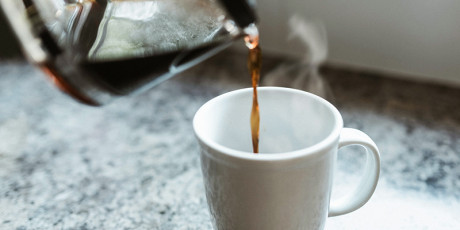 Matig gebruik van (filter)koffie lijkt veilig voor hart en bloedvaten. Foto: Sandra Seitamaa, Unsplash