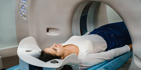 Een CT-abdomen kan ondersteunen bij de diagnostiek, maar de bevindingen sluiten een ovariumtorsie niet uit. Foto: Shutterstock.