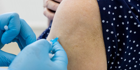 Driejaarlijkse RSV-vaccinatie van 75-plussers in Nederland lijkt kosteneffectief. Foto: Shutterstock
