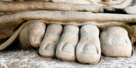 Figuratief beeld close-up voet van standbeeld