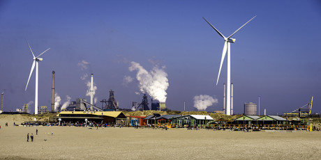 Fabrieken van Tatasteel met op de voorgrond het strand met badgasten