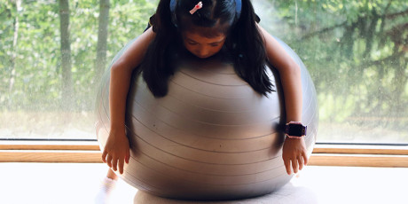 Kind op een skippybal