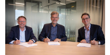 V.l.n.r. Rob Brenninkmeijer (Digitalis), Eric Scheppink (NHG) en Mark van Vliet (Digitalis) tekenen de samen­werkingsovereenkomst.