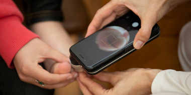 Met een mobiele telefoon wordt de teen van een persoon geïnspecteerd.