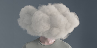 Man in t-shirt met wolk rond zijn hoofd