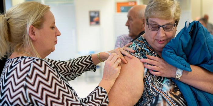 De pneumokokkenvaccinatie biedt ouderen substantiële bescherming tegen invasieve pneumokokkenziekte. Foto: Margot Scheerder