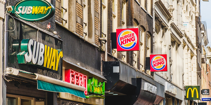 Gevels met logo's van fastfoodrestaurants