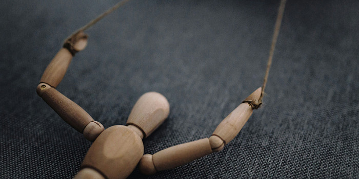 Dwingende controle is een vorm van huiselijk geweld die nog onvoldoende wordt herkend. Foto: Unsplash.