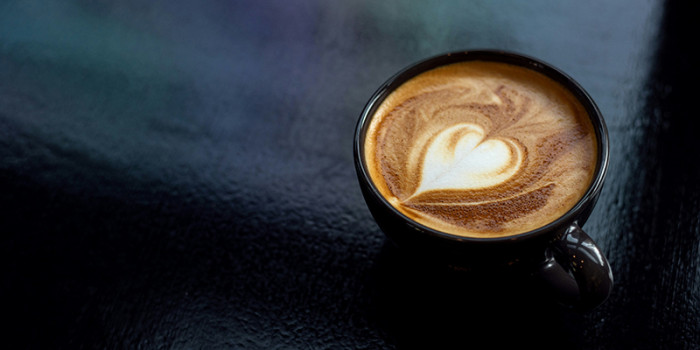 Koffie biedt mogelijk bescherming bij atriumfibrilleren. Foto: Pariwat Pannium, Unsplash.
