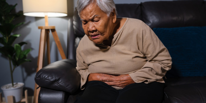 : Let bij oudere patiënten met acute buik- of rugpijn ook op bezorgdheid en moment van bell