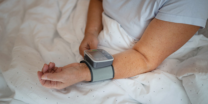 Deelnemers aan een onderzoek naar verschillende typen bloeddrukmeting vonden de  polsbloeddrukmeter comfortabeler voor de nacht dan een bloeddrukmanchet. Foto: Shutterstock.