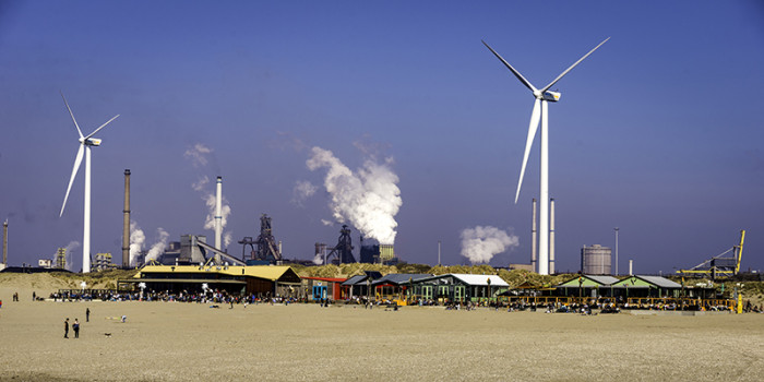 Fabrieken van Tatasteel met op de voorgrond het strand met badgasten