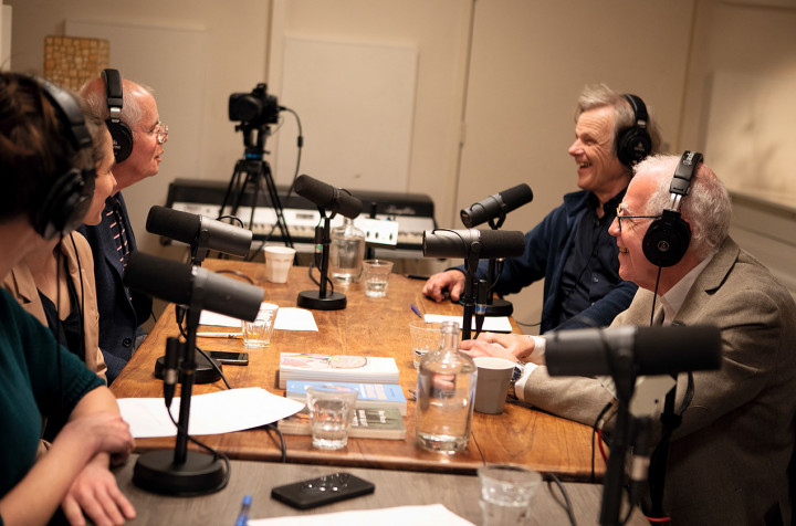 Podcastmaker en huisarts Femke Veldman (linksvoor) en H&W-redactielid Kim van Wijck (links midden) interviewden Dick Swaab (rechtsvoor), Menno Oosterhoff (rechtsachter) en Bert Keizer (linksachter).
