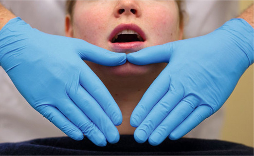 Voorbeeld van een dynamische test, waarbij de patiënt de mond sluit met een beetje tegendruk