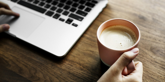 Koffie en laptop